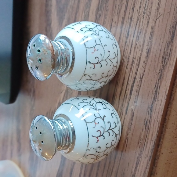 Vintage Hand Painted Irice Salt & Pepper Shakers, Czech, Made in Czechoslovakia - Picture 1 of 4